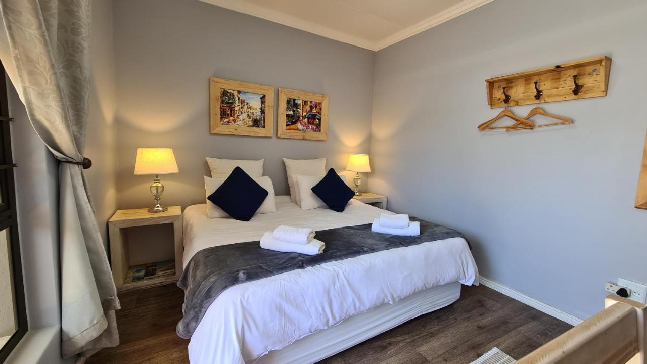 Tiende Laan Bed & Breakfast And Self-Catering ウォルビスベイ エクステリア 写真