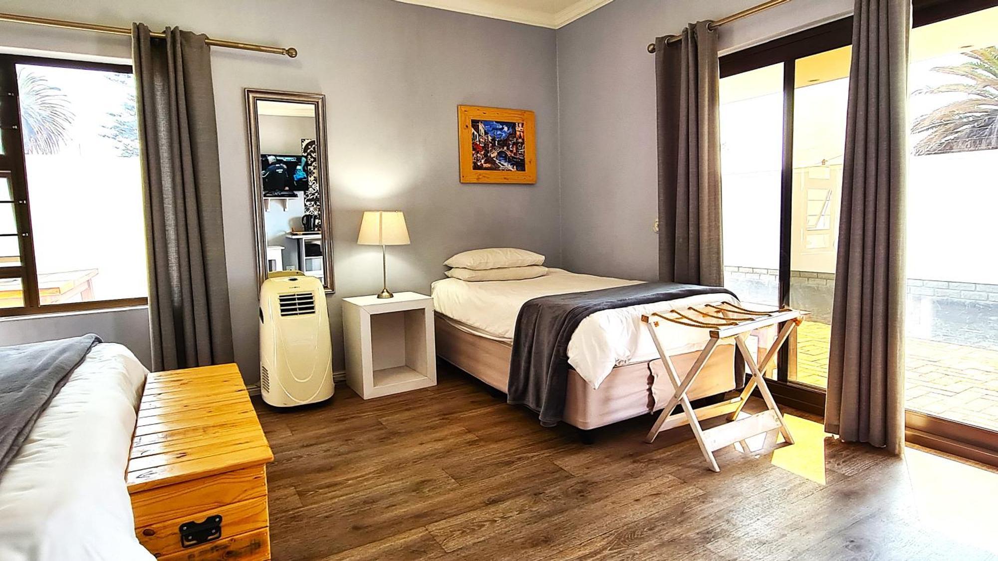 Tiende Laan Bed & Breakfast And Self-Catering ウォルビスベイ エクステリア 写真